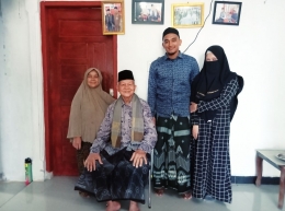 Tgk Nurul Izza (memakai jilbab hitam) bersama Al-Mukarram Abu Lamkawe dan keluarga