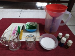 Bahan-bahan pembuatan lilin aroma terapi termasuk limbah jelantah. (Foto: Gapey Sandy)