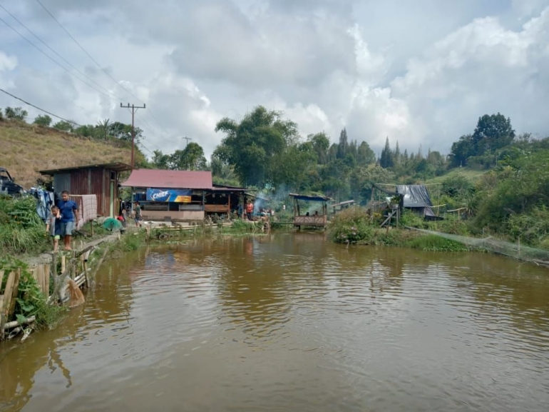 Menikmati kebersamaan dengan keluarga di sebuah kolam di Katimbulan, Tanah Karo (Dok. Pribadi)