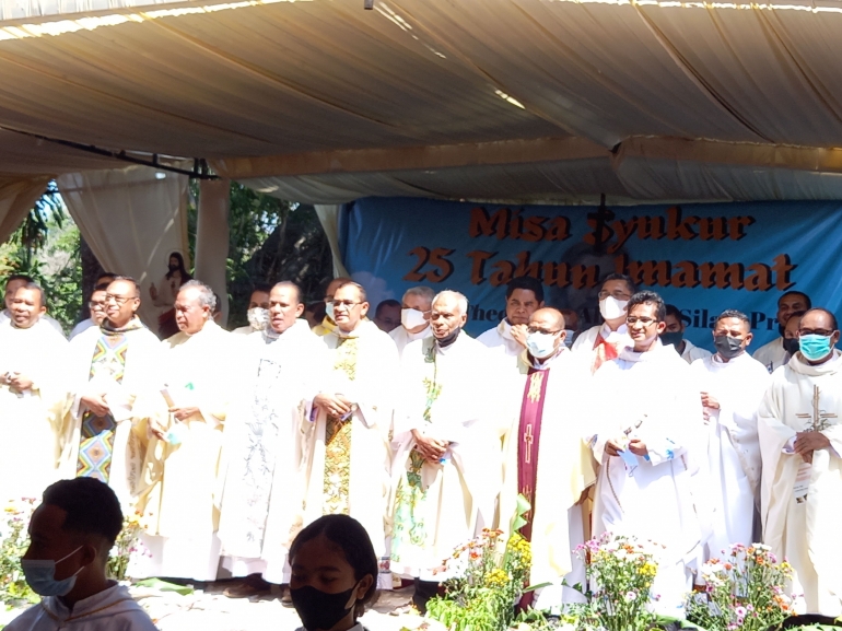 Foto bersama para imam dan yubilaris (dok.pri)