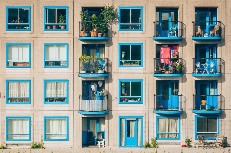 Apakah mungkin apartemen dirancang agar penghuninya tidak saling kenal? (Sumber: Pexels/Pixabay)