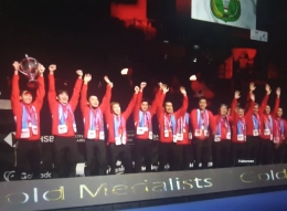 Piala Thomas lambang supremasi bulu tangkis beregu dunia yang diraih tim bulu tangkis Indonesia, tidak disertai kibaran Merah Putih. Foto: ChampionsTV/sha