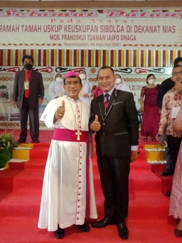 Foto bersama Uskup Sibolga, Mgr. Fransiskus Tuaman Sasfo Sinaga (Foto: Dokumen Pribadi)