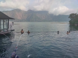 Berendam air panas dengan view Gunung Batur dan Danau Batur (dok asita)