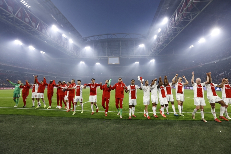 Pemain Ajax Amsterdam merayakan kemenangan atas PSV Eindhoven. (via twitter.com/CBSSportsGolazo)