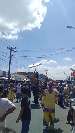 [Dokumen Pribadi] Suasana saat arakan sisingaan melewati jalan raya. (Pasar Manonjaya, Tasikmalaya, Rabu 20 Oktober 2021) 