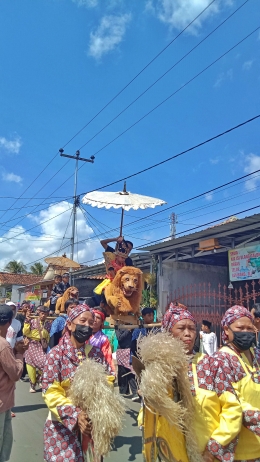 [Dokumen Pribadi ]Pengantin sunat dan beberapa anak di arak, dibawah mereka ada beberapa penari yang mengiringi. Tasikmalaya, Rabu (20/10/2021).