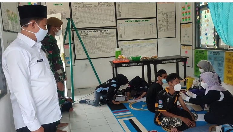 Fhoto Ketua RW 03 Kp.Pangkalan Desa Bojong sedang memantau kegiatan vaksin (dokpri)