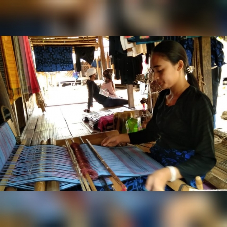 Ambu Dewi, sedang menenun menggunakan mesin tradisional (Dokpri)