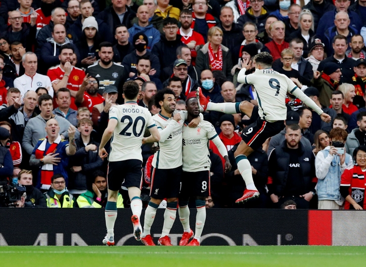 Pemain Liverpool merayakan gol ke gawang Manchester United. (via Reuters.com)