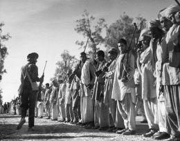 Pejuang suku Pashtun menunggu kendaraan untuk menyerang Kashmir pada tahun 1947. | Sumber: Margaret Bourke-White/The LIFE Picture Collection/via BBC