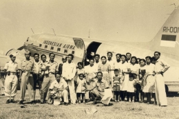 Gambar kenangan Dakota DC-3 Seulawah RI-001. Cikal bakal Garuda pada 1948. Sumber : qph.fs.quoracdn.net