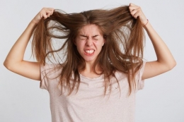 Ilustrasi wanita yang mengalami kerontokan rambut (sumber: freepik.com)