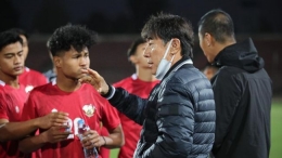 Shin Tae yong bersama Bagus Kahfi, striker Timnas Garuda U-23 (Foto PSSI.org). 