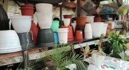 Berbagai macam bentuk dan ukuran pot yang siap untuk dibeli (Foto : Muna Fahmilya)