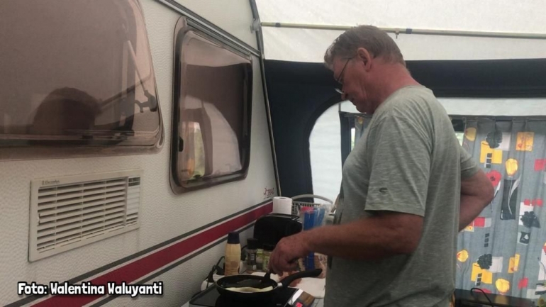 Foto: Memasak di bawah tenda caravan