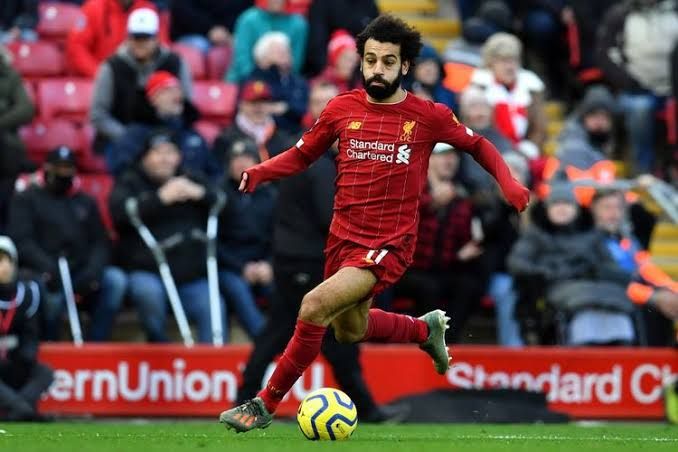 Foto Salah menggiring bola saat berseragam Liverpool | (aset. kompas.com)