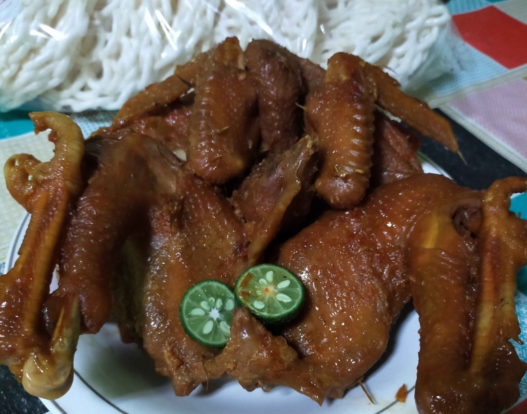 Ayam bumbu kecap pedas. Foto: Siti Nazarotin