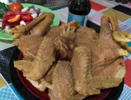 Bahan membuat Ayam bumbu kecap pedas. Foto: Siti Nazarotin