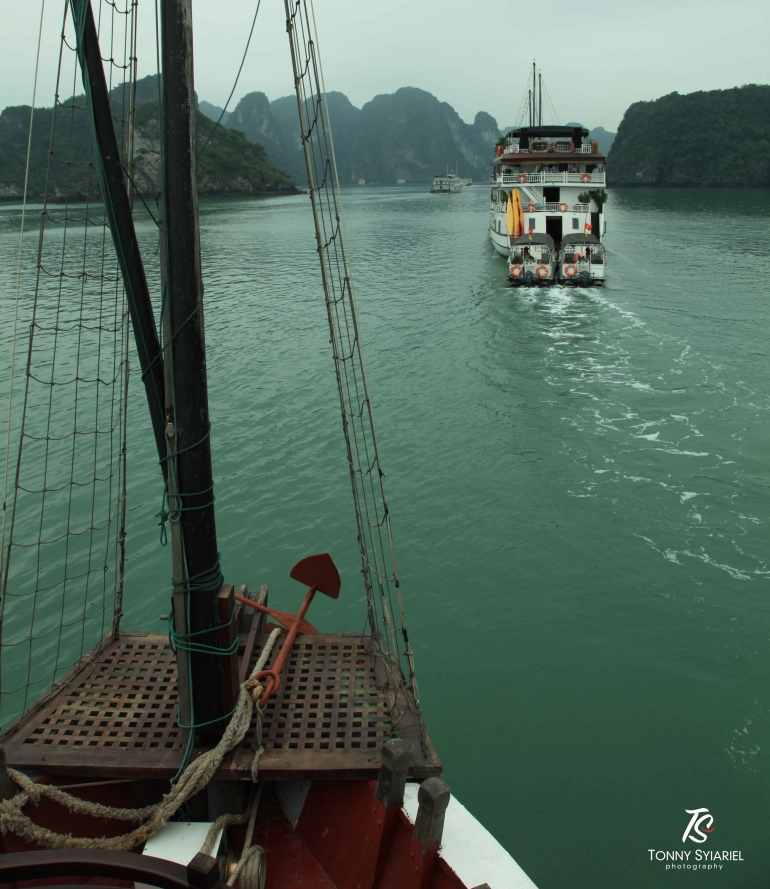 Dari atas kapal kami di Ha Long. Sumber: dokumentasi pribadi