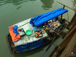 Pedagang asongan di Ha Long. Sumber: dokumentasi pribadi