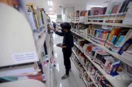 Suasana pengunjung menggunakan fasilitas di Perpustakaan Nasional, Jakarta Pusat, Selasa (1/12/2020).| Sumber: Tribunnews/Herudin