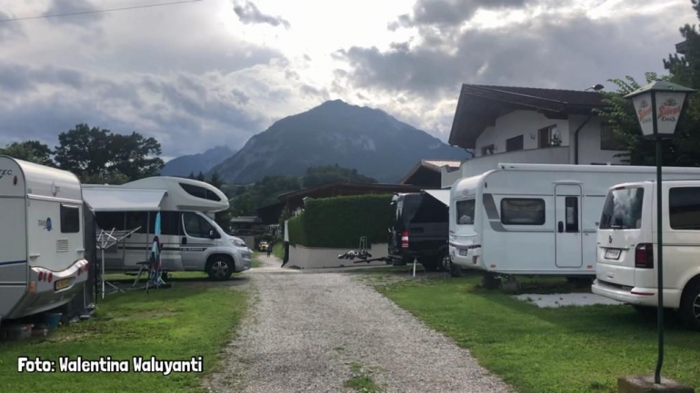 Foto: Tempat camping sebagai tempat menginap bagi caravan dan jenis mobil rumah lainnya