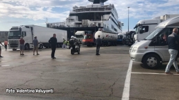 Foto: Truk-truk besar diangkut ke kapal