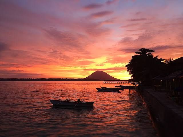 Ilustrasi Senja di Gunung Manado Tua. Sumber: blog.mares.com