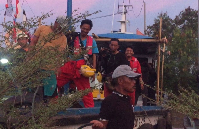 Potret Para Nelayan Desa Blanakan Sepulang Berlayar