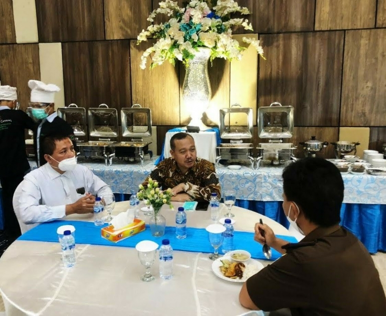 Ketum LBH-PK H.Sugeng,SH.,MSI (memakai batik) menikmati hidangan di ruang VVIP bersama jajaran Kejaksaan. (Foto.Dok.Tim LBH-PK).