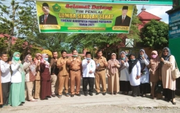 Tim penilai sekolah sehat foto bersama di MTsN 5 Padang Pariaman. (foto dok anesa satria)