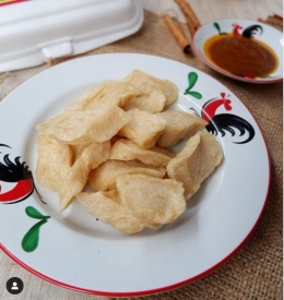Kerupuk basah goreng dengan sambal kacang, Sumber Gambar: instagram kokodoyanmakan