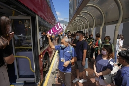Peserta wisata tidur bersiap naik bus. Sumber: AP Photo / Kin Cheung / www.mynorthwest.com