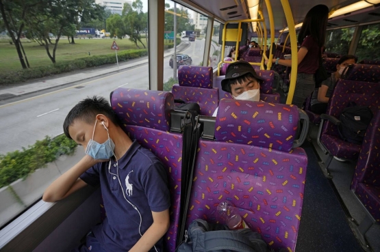 Peserta wisata yang sukses tertidur. Sumber: AP Photo/Kin Cheung / www.mynorthwest.com