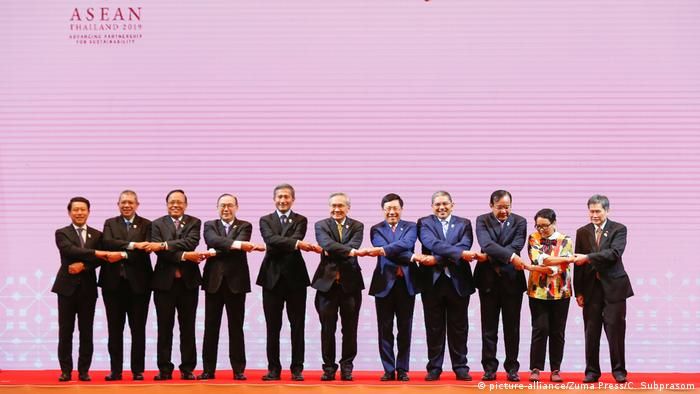 Menteri Luar Negeri masing-masing negara anggota ASEAN saling berjabat tangan simbol solidaritas