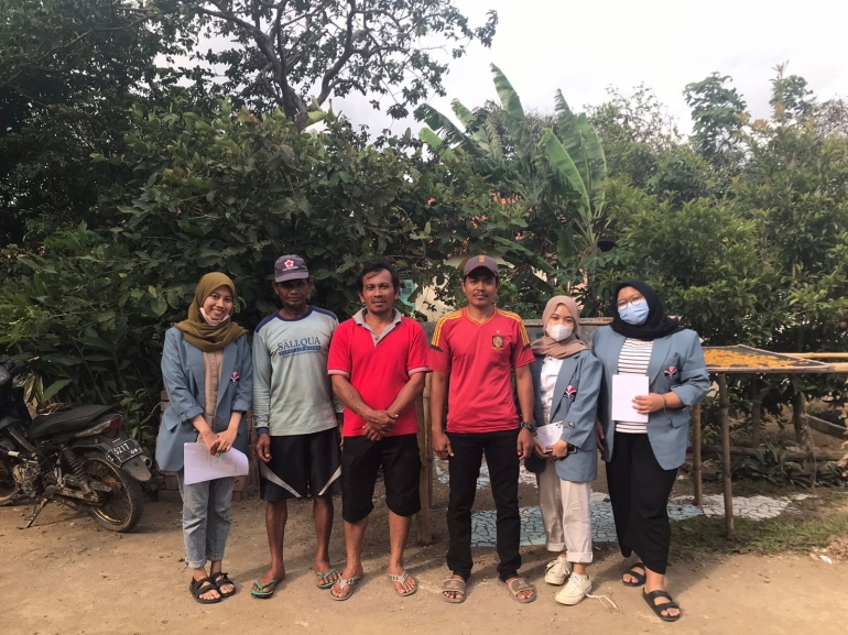 Anggota Kelompok Pemberdayaan 7 bersama warga Kampung Punaga | Sumber : dok.pribadi