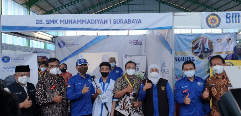 Gani ( tengah/ batik ) guru SMK Muhammadiyah 1 Surabaya foto bersama dengan Bu  Gubernur Khofifah Indar Parawansa ( foto : yazid )