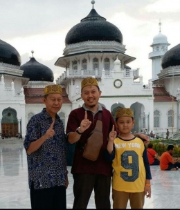 Dok.drFaisal.latar Masjid Baiturrahman Banda Aceh.