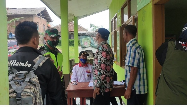 Babinsa Koramil 0903/Gununghalu memantau kegiatan vaksinasi