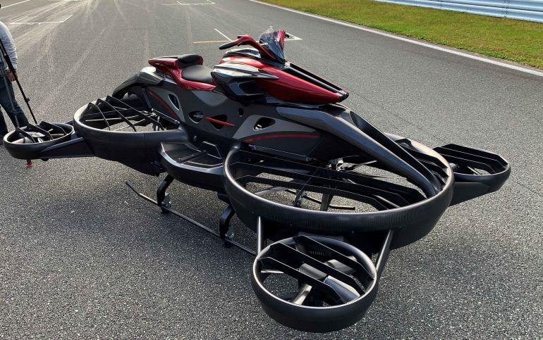 Hoverbike, hibrida motor dengan hovercraft yang dapat jalan di darat dan di udara. Photo: Reuters 