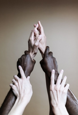 Ilustrasi berpegangan tangan (Foto oleh cottonbro dari Pexels)
