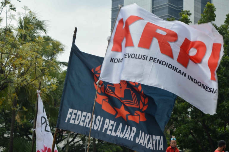 Bendera yang dikibarkan dari KRPI dan Federasi Pelajar Jakarta. (Yudisald/Jurnalis)