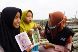Distribusi Mushaf Al-Qur'an di Kampung Nelayan, Desa Tambak Gojoyo, Wedung, Kabupaten Demak. (ACT News)