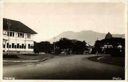 View balaikota Malang dengan background gunung Kawi circa 1930an.