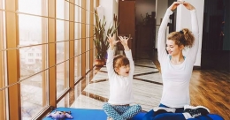 Ibu dan Anak Berlatih Yoga | Sumber: Freepik/Teksomolika