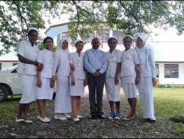 Sumber: Koleksi Pribadi. Pak Edison (tengah) bersama mahasiswa Poltekkes Jayapura di Wamena. 