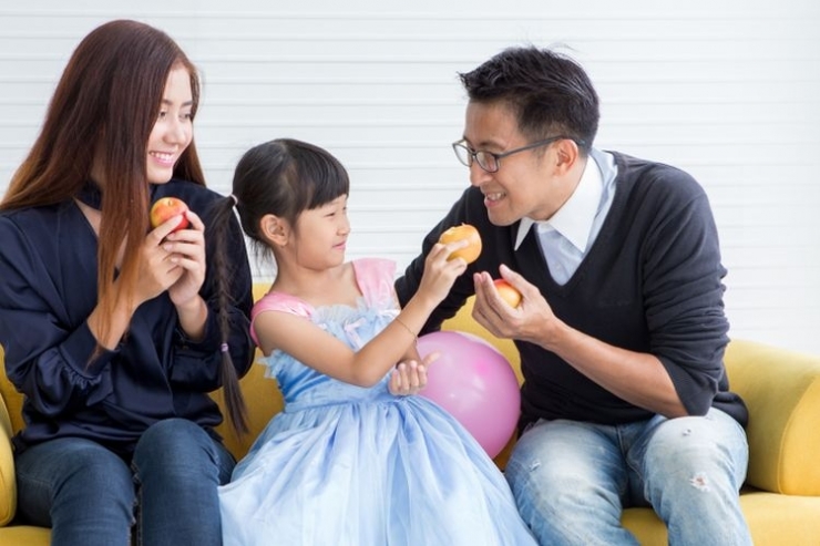 Ilustrasi membangun hubungan emosional antara orangtua dan anak amat penting.| Sumber: Shutterstock via Kompas.com