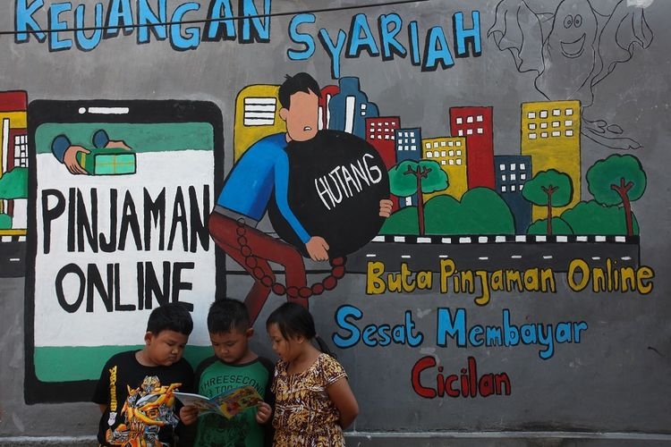 Mural di kawasan Tempurejo, Surabaya, Jawa Timur, Selasa (7/9/2021) sebagai sarana imbauan kepada masyarakat terhadap bahaya pinjaman online ilegal yang sedang marak.| Sumber: ANTARA FOTO/Didik Suhartono/hp via Kompas.com 