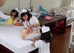 Pretend play menjadi perawat bayi (Foto: Dokpri MomAbel)